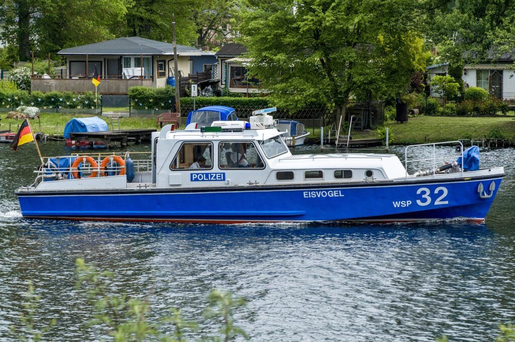 police, police boat, spree