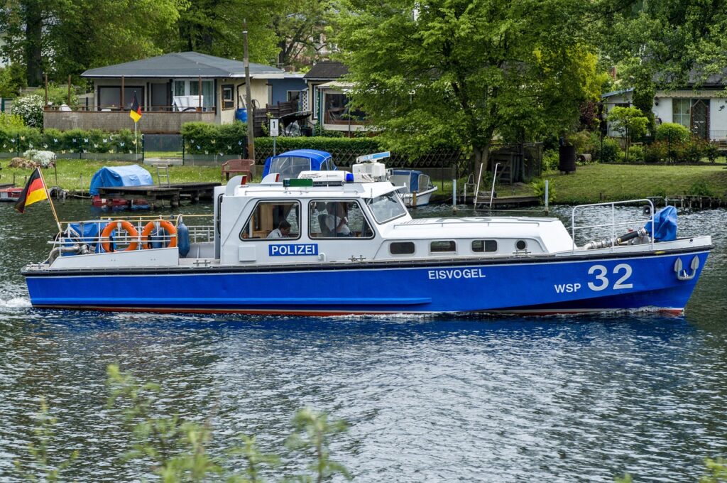 police, police boat, spree